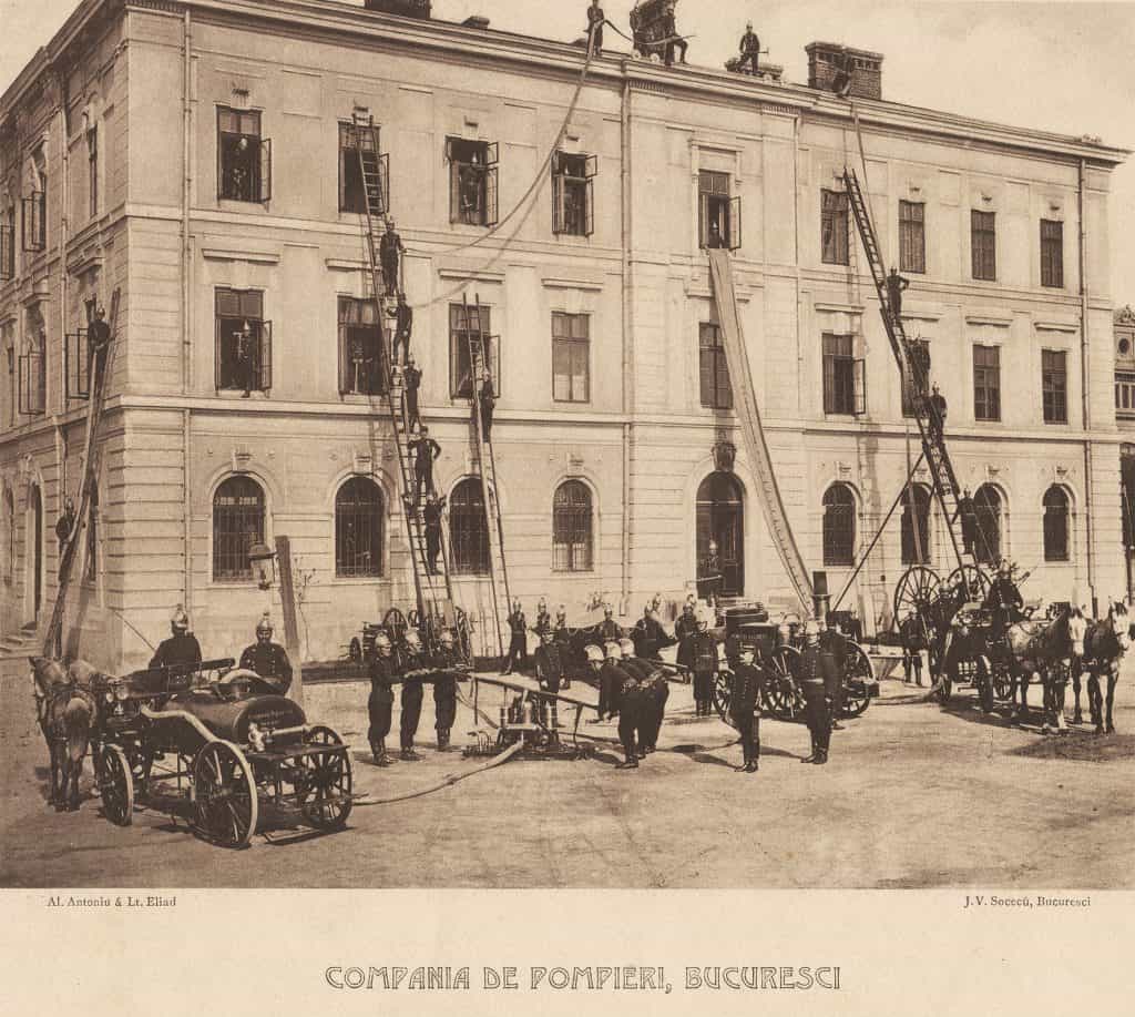 Bucureşti – Postul Central de Pompieri în anul 1902 (este clădirea ce adăposteşte în prezent Batalionul 1 de Pompieri, ridicată în anul 1899)
