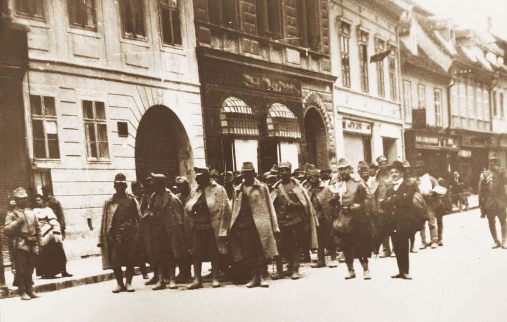 Jandarmi pedeștri escortând un convoi de prizonieri capturați pe frontul din Transilvania