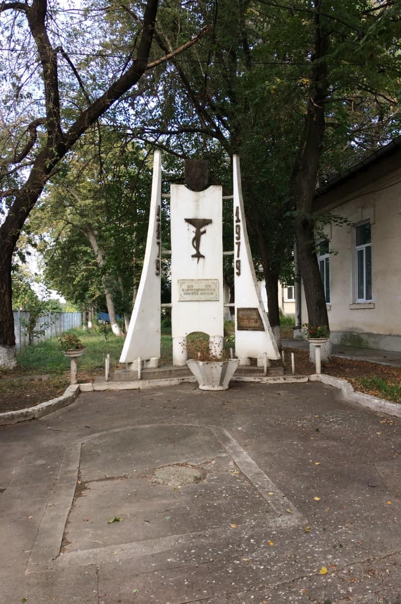 Saveni Monument dedicat eroilor sanitari din amandoua razboaiele