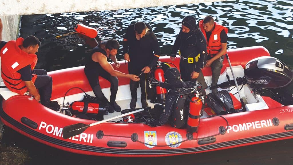 Pregătirea echipajului de pompieri scafandri pentru intervenția de căutare-salvare a persoanelor din mediul acvatic